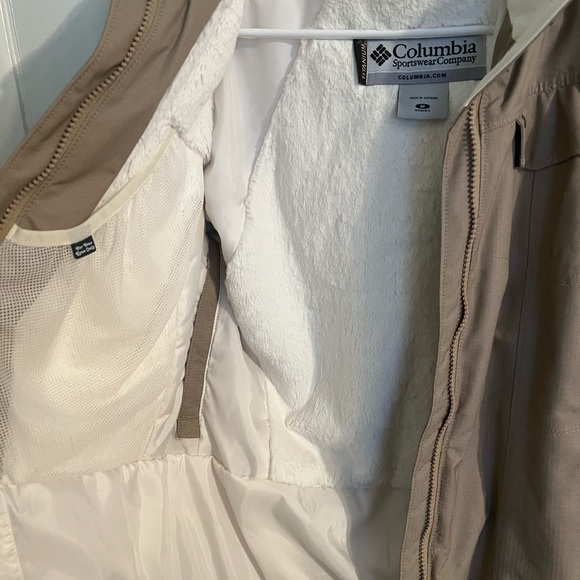 Columbia Womens Medium Ski/Snowboard winter jacket - Picture 4 of 4